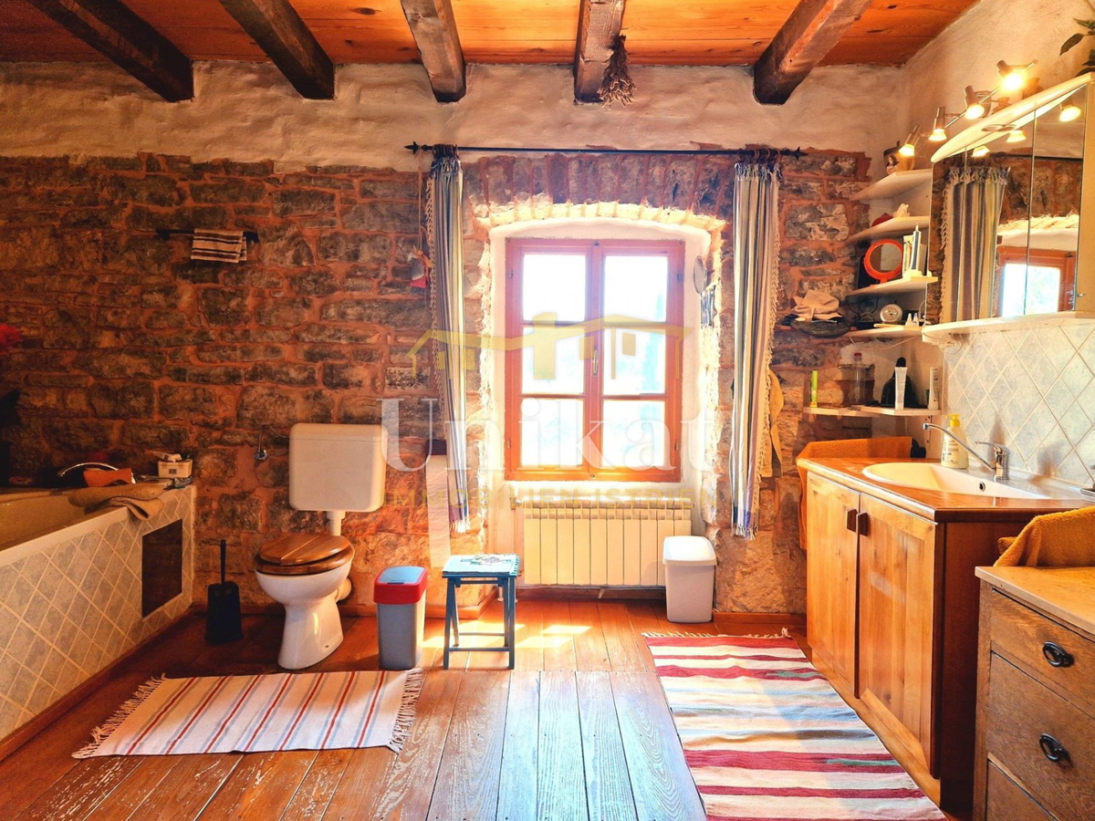 Autentica proprietà con casa in pietra e ampio terreno